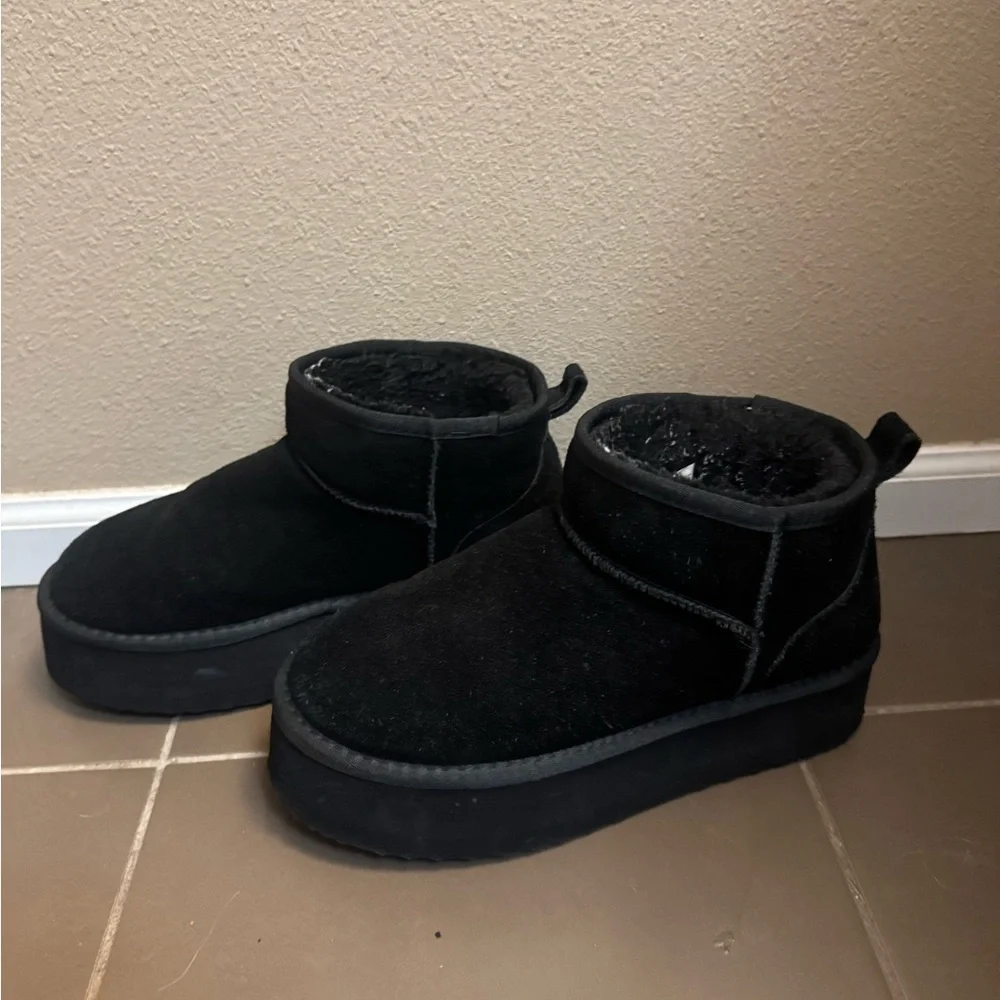 DREAM PAIRS Suede Women’s Classic Mini Platform Lined Boots Cozy Size 8.5 Black